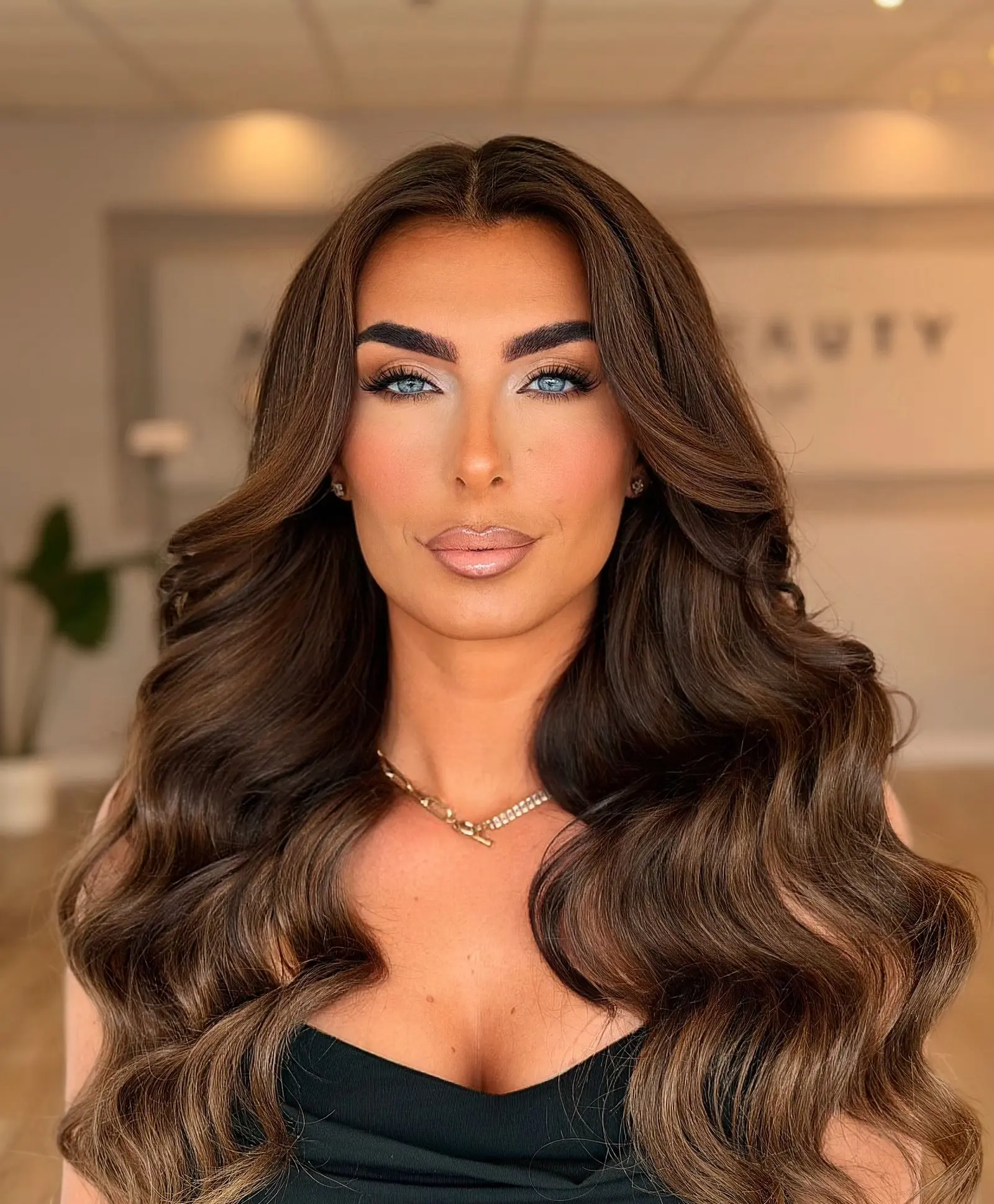 Bruidsmakeup brunette curls — signature glam