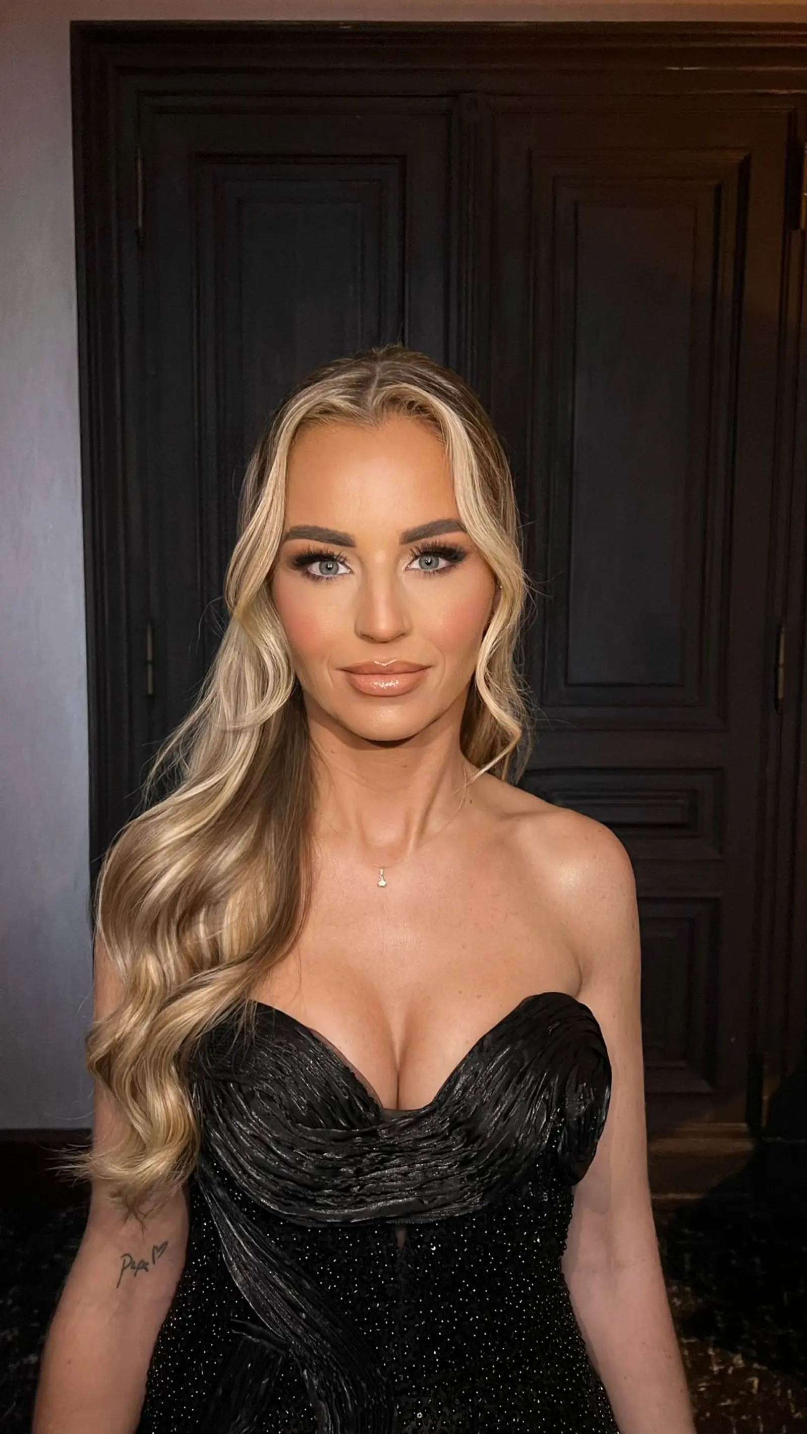Gala styling in zwarte jurk — dramatic avondlook
